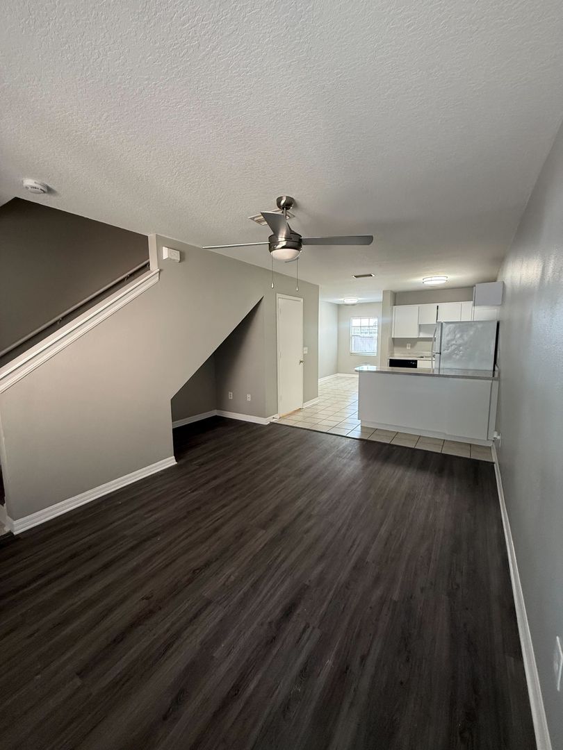 Lutz Apartment: 2010 E 148th Ave