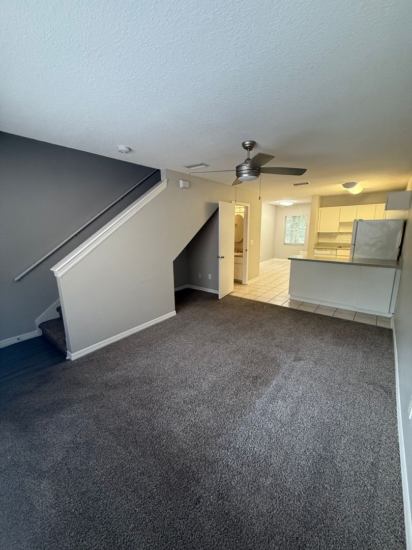 Lutz Apartment: 2010 E 148th Ave