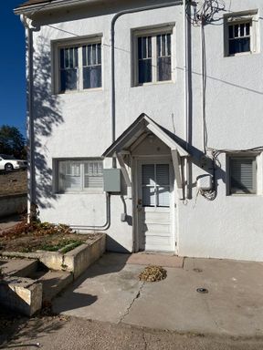 Charming 1 bedroom ground level unit avail NOW – photo 1