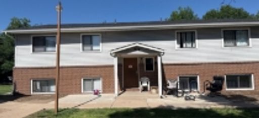 Charming 2 bedroom apartment avail NOW – photo 1