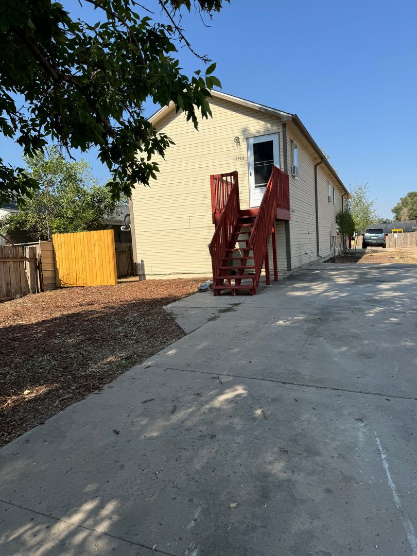 Evans Apartment: 3513/3515 Golden Street