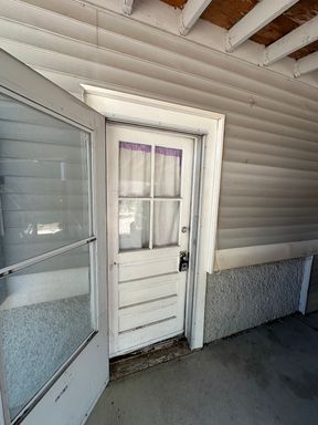 Charming 3 bedroom, Basement unit – photo 1