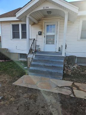 Charming 1 bedroom basement unit Avail NOW – photo 1