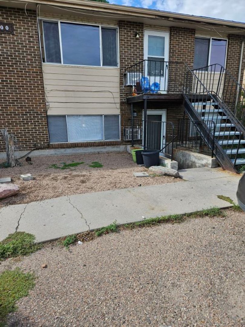 LaSalle Apartment: 300 W Union Avenue