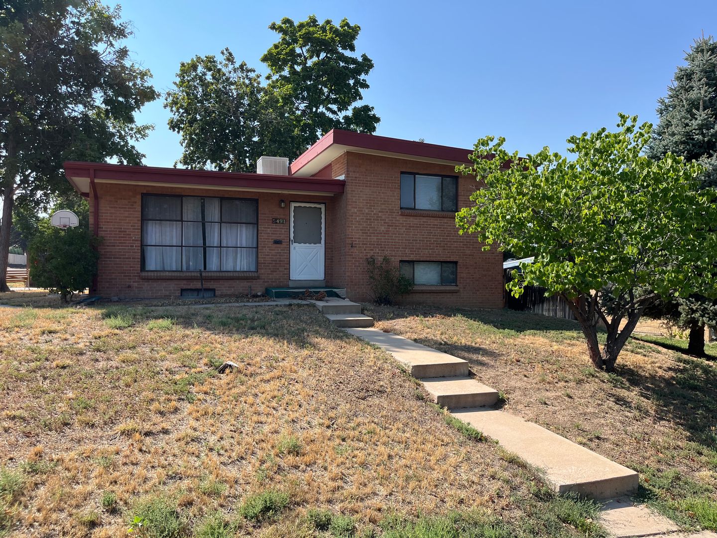 Littleton House: 5491 Hickory St