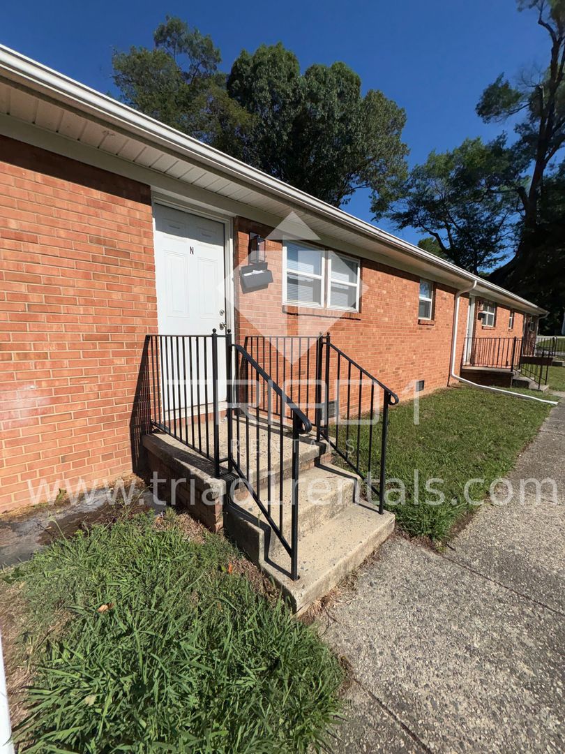 Greensboro Apartment: 803 Oak St.