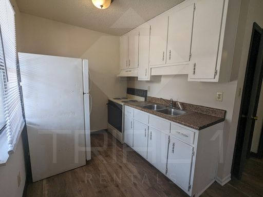 Welcome to 818 Meadow Ridge Ct, Apt E in Winston-Salem — a comfortable and inviting ground-floor 1-bedroom, 1-bathroom apartment offering convenience and easy living. – photo 1
