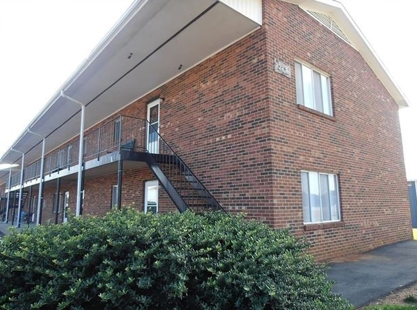 King Apartment: 215 - 217 Ingram Drive