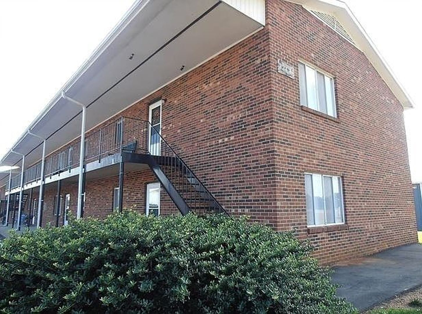 King Apartment: 215 - 217 Ingram Drive