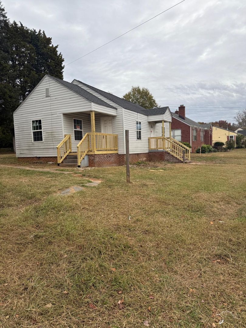 Lexington House: 626 W Center St