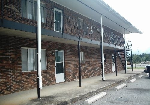 King Apartment: 215 - 217 Ingram Drive