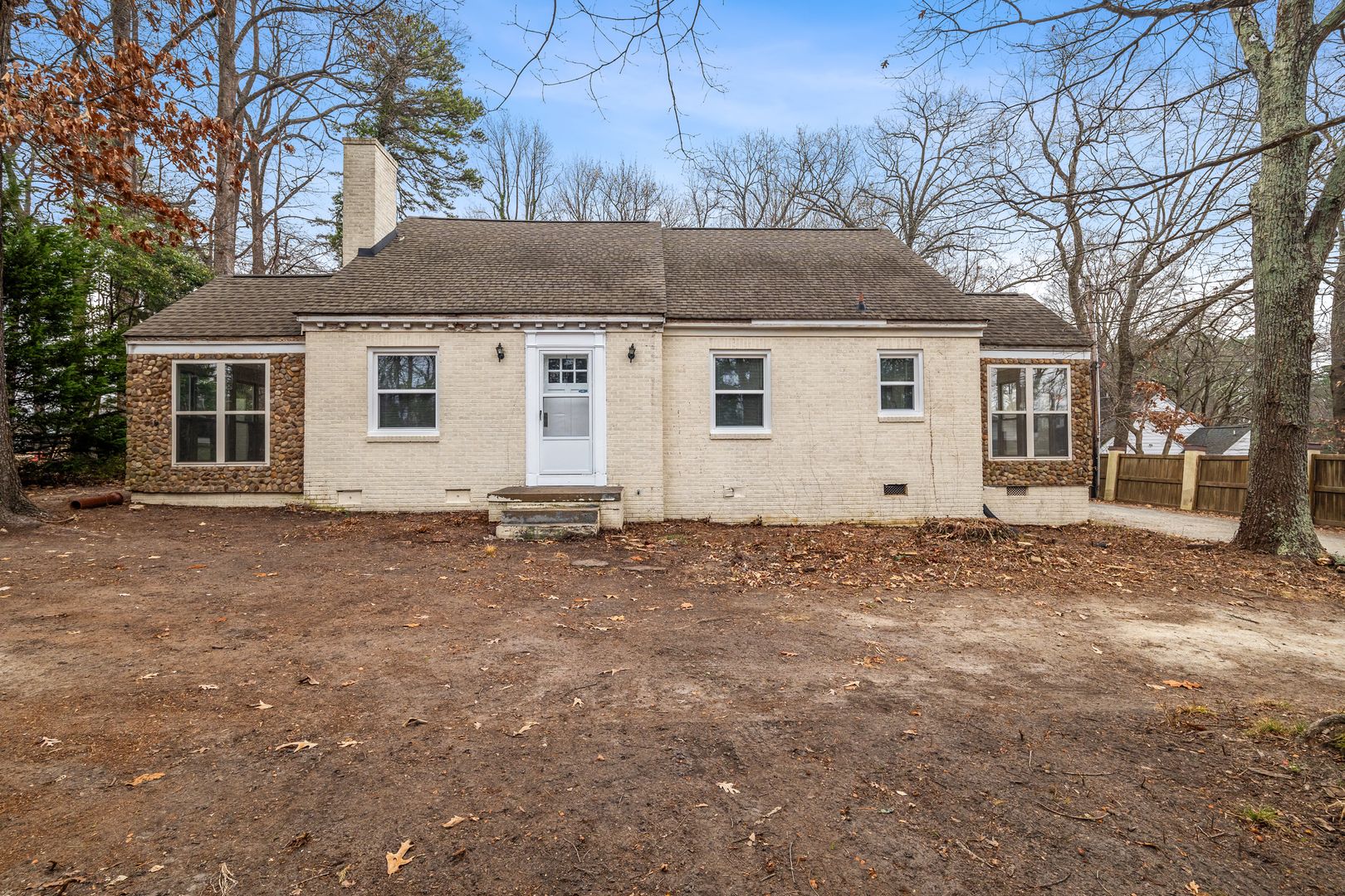 Greensboro House: 2221 Pinecroft Rd