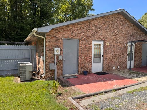 1 BED, 1 BATH BRICK DUPLEX!!