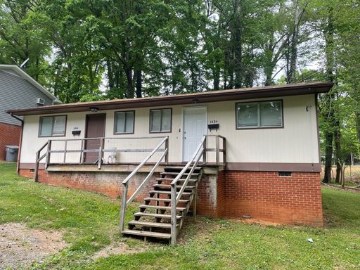 1 bdrm duplex with new paint, bedroom has new carpet and laminate is rest of apartment. Water is included – photo 1