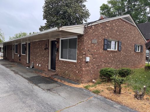1 BED, 1 BATH APARTMENT
