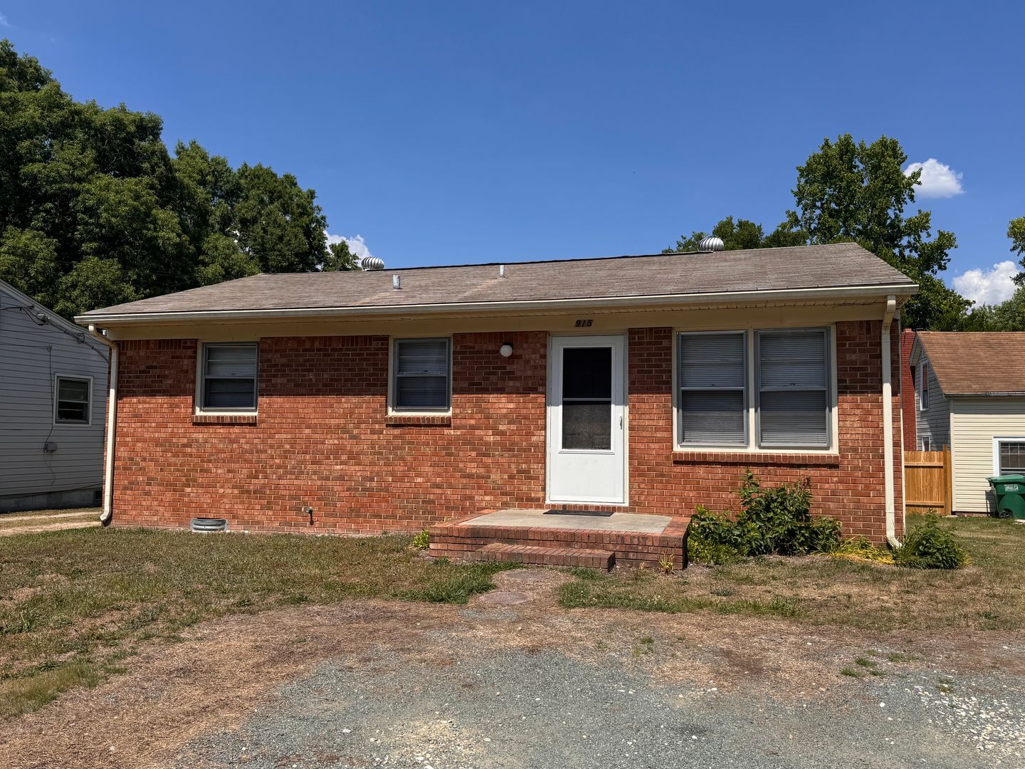 HIGH POINT House: 915 PINE CIRCLE DR