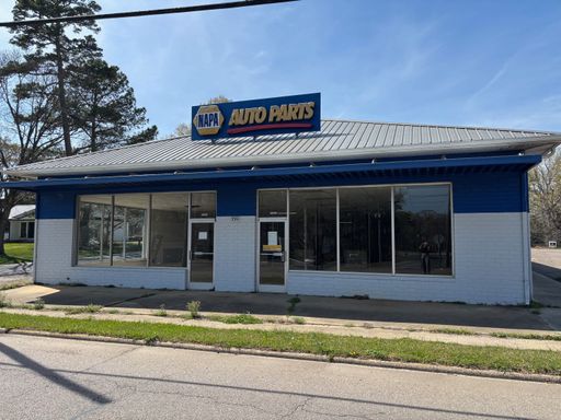 5000sq ft. Commercial building right on Main St. in Star!