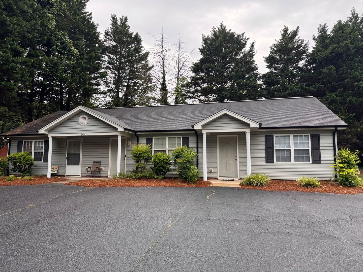 ASHEBORO Apartment: 747-749 LAKE DR.