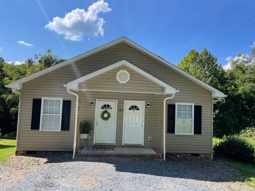 1 Bed, 1 Bath Duplex, $750 Month, $750 Deposit! – photo 1