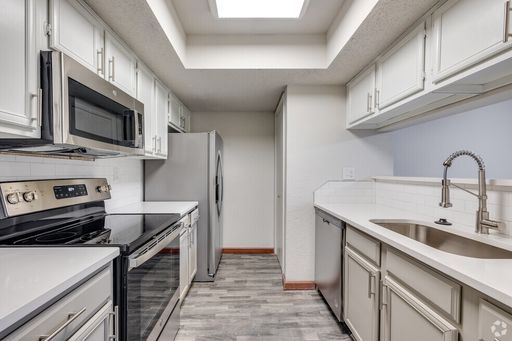 Renovated 1 bed 1 bath 714 sf – photo 1
