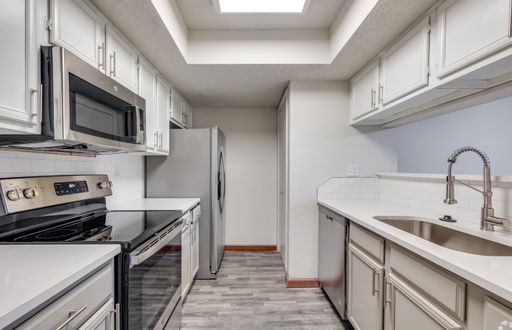 1 bed 1 bath 530 sf – photo 1