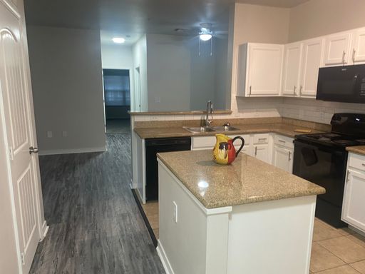 Move-in Special!! $885 off first full month's rent! Three bedroom – photo 1