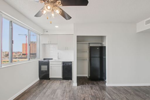 Fully Renovated Studio with a patio – photo 1
