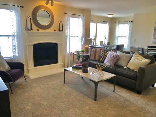1 bed 1 bath study/ Sun-room with Fireplace – photo 1