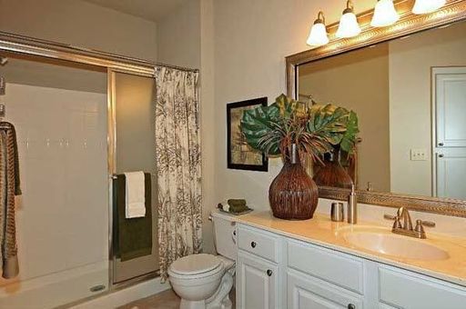 1 bed 1 bath 732sf – photo 1