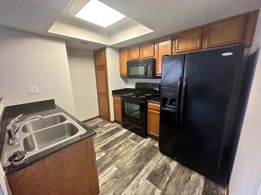 1 bed 1 bath 530sf – photo 1