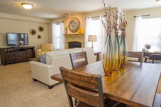 2 bed 2 bath with Fireplace – photo 1