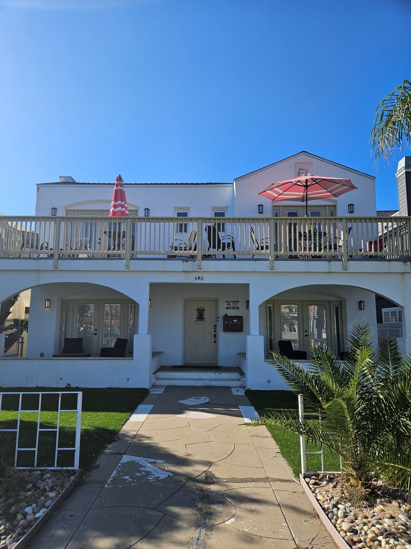 Coronado Apartment: 540 Orange Avenue