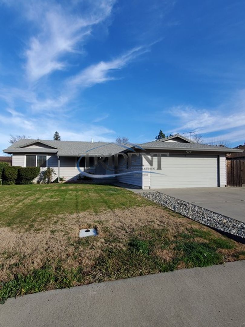 Woodland House: 33 Hacienda Ln.