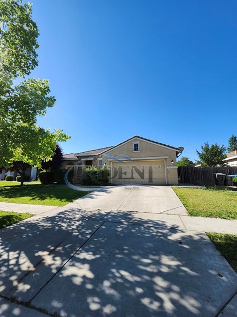 Plumas Lake House: 1038 Zanes Drive