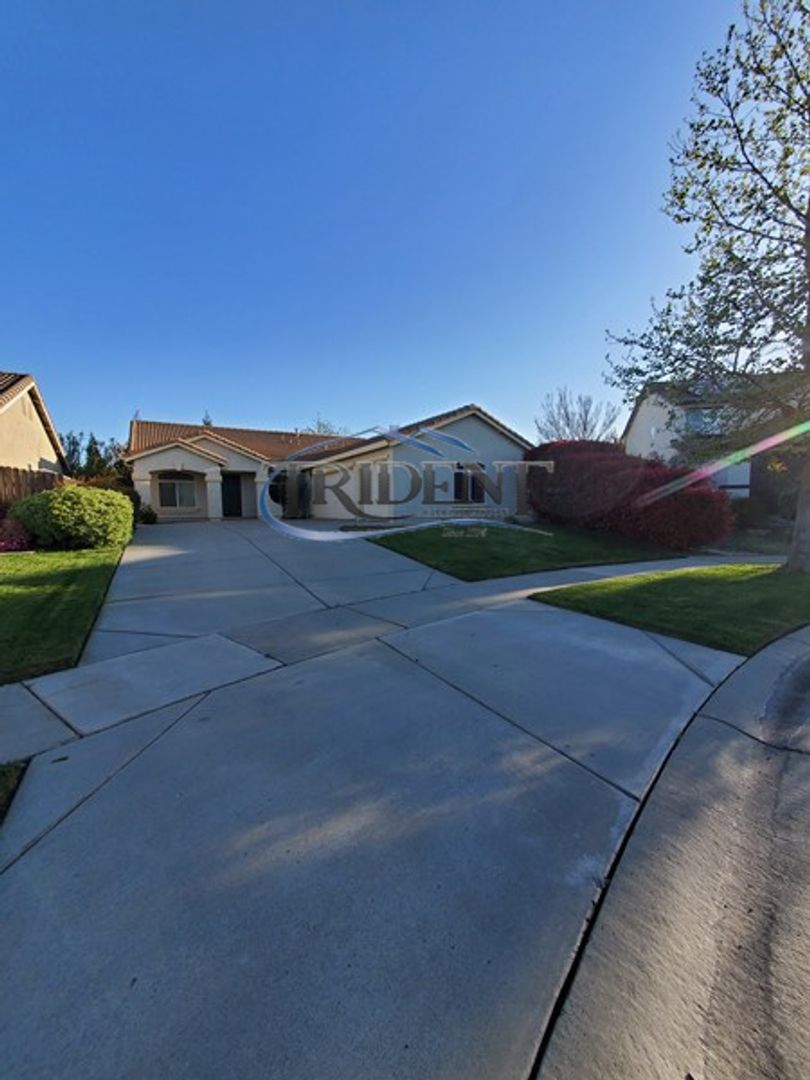Plumas Lake House: 1221 Plumas Links Street