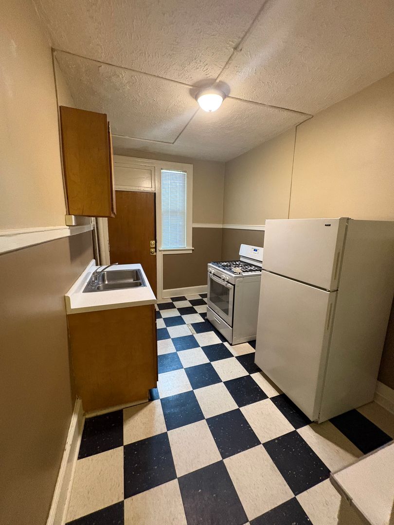 Harney Court Apartments (2464 Harney St.) 12 of 12