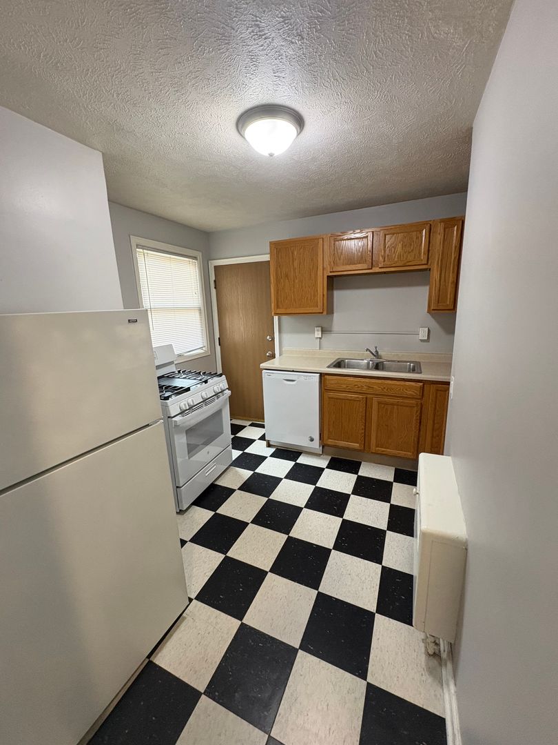 Hillside Court Apartments (304 N. 31st St) 4 of 6