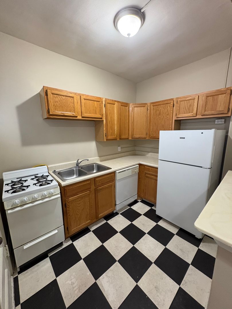 Monticello Apartments (520 S. 31st St.) 3 of 6