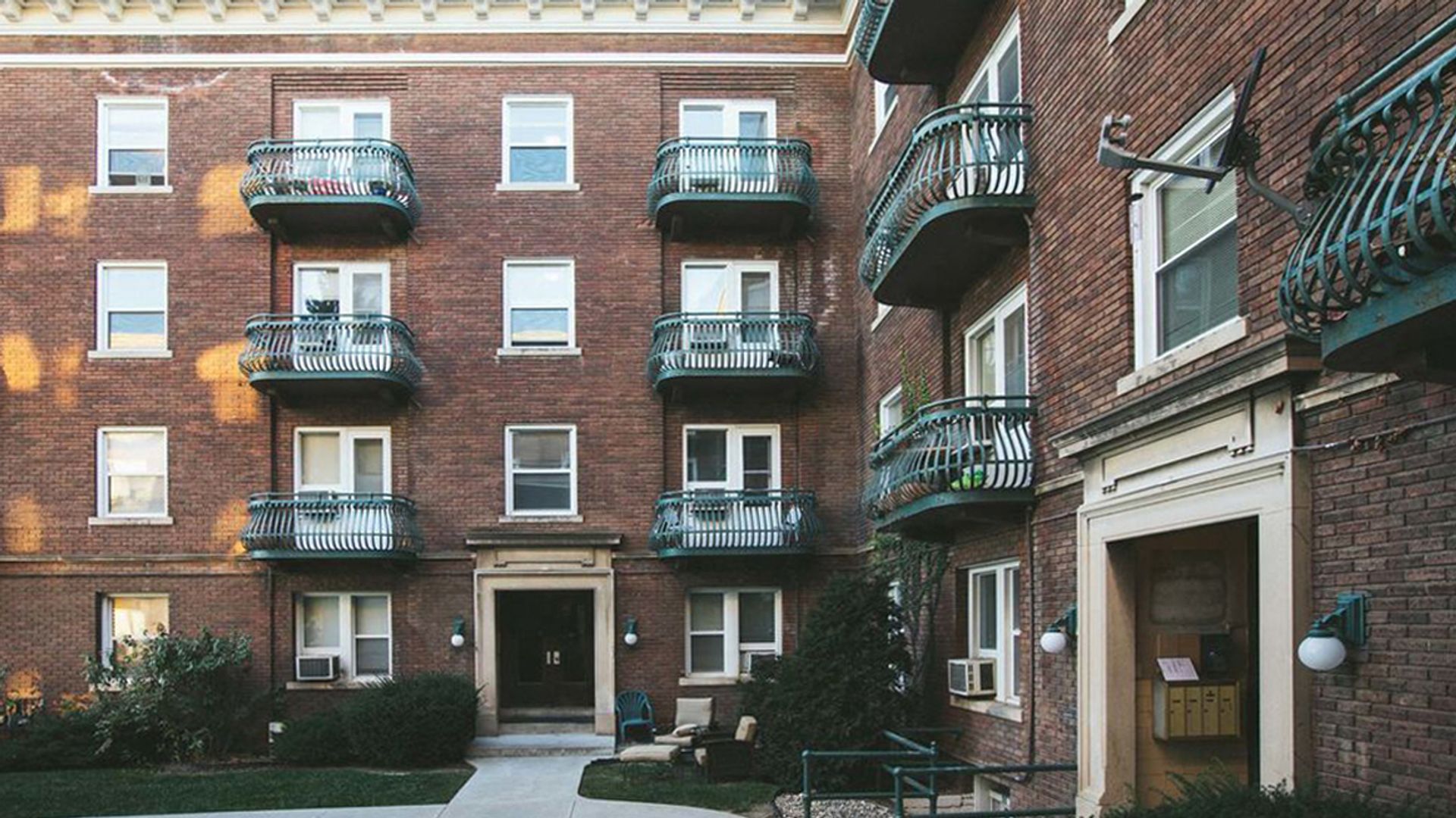 Harney Court Apartments (2464 Harney St.) 2 of 12