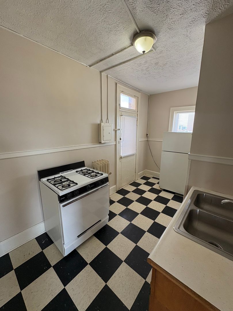 Harney Court Apartments (2464 Harney St.) 6 of 12