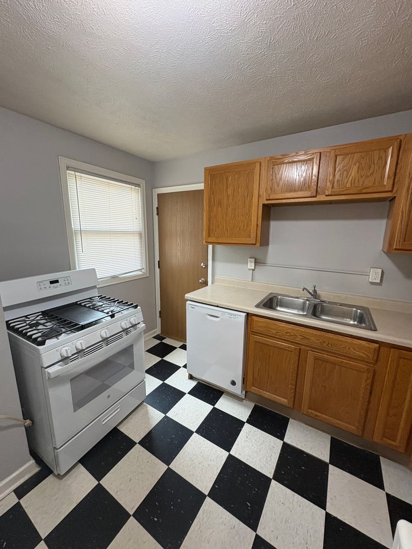 Hillside Court Apartments (304 N. 31st St) 5 of 6