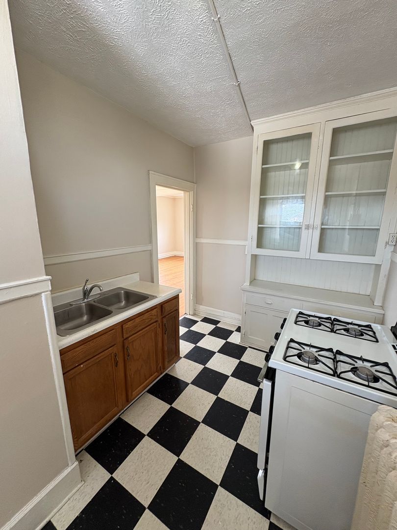 Harney Court Apartments (2464 Harney St.) 7 of 12