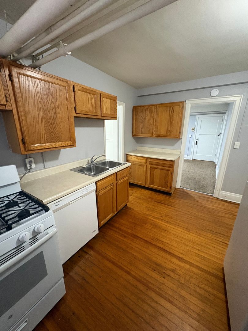 Monticello Apartments (520 S. 31st St.) 11 of 12