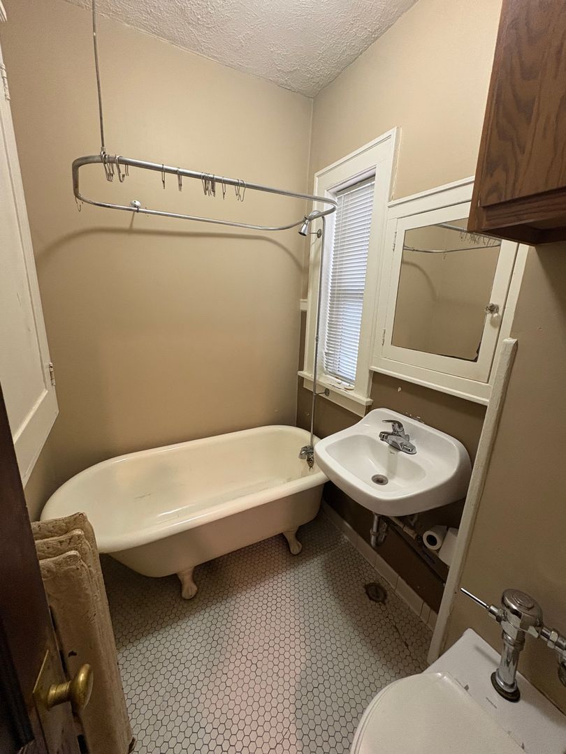 Harney Court Apartments (2464 Harney St.) 7 of 12