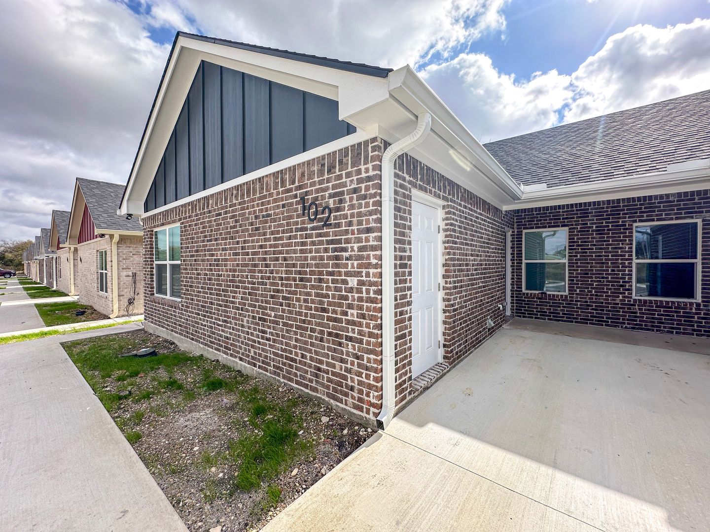 West Multiplex: 100-102 Vitava Dr