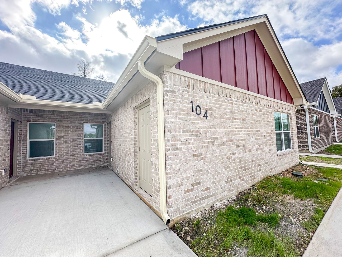 West Multiplex: 104-106 Vitava Dr