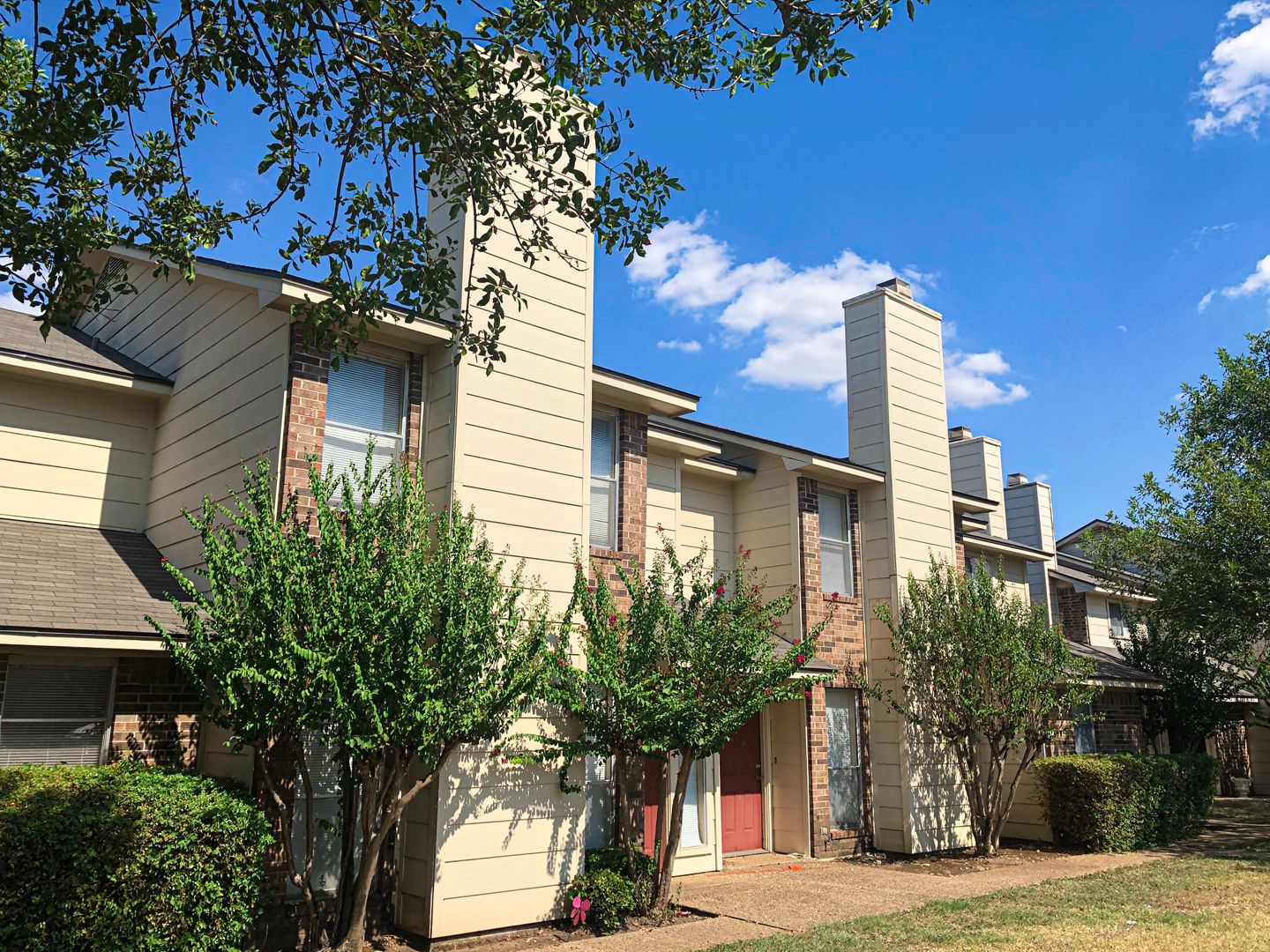 Hewitt Apartment: 301-303 Romana