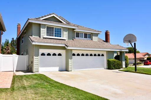 Beautiful 4 Bedroom Pool Home in South Temecula! – photo 1