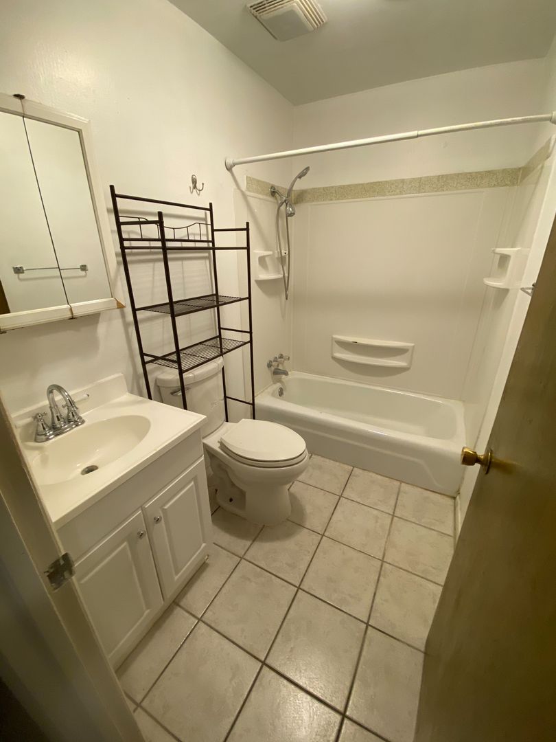 Alton Apartment: 535 E. 7th St