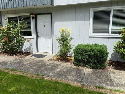 Cozy Two Bedroom Apartment Close To Downtown Buckley!